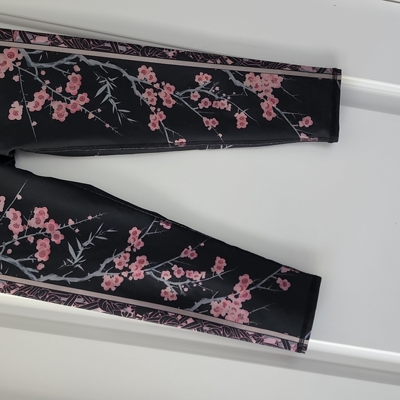 Evolution and Creation gray pink floral print workout/yoga capri legging! - Picture 5 of 8